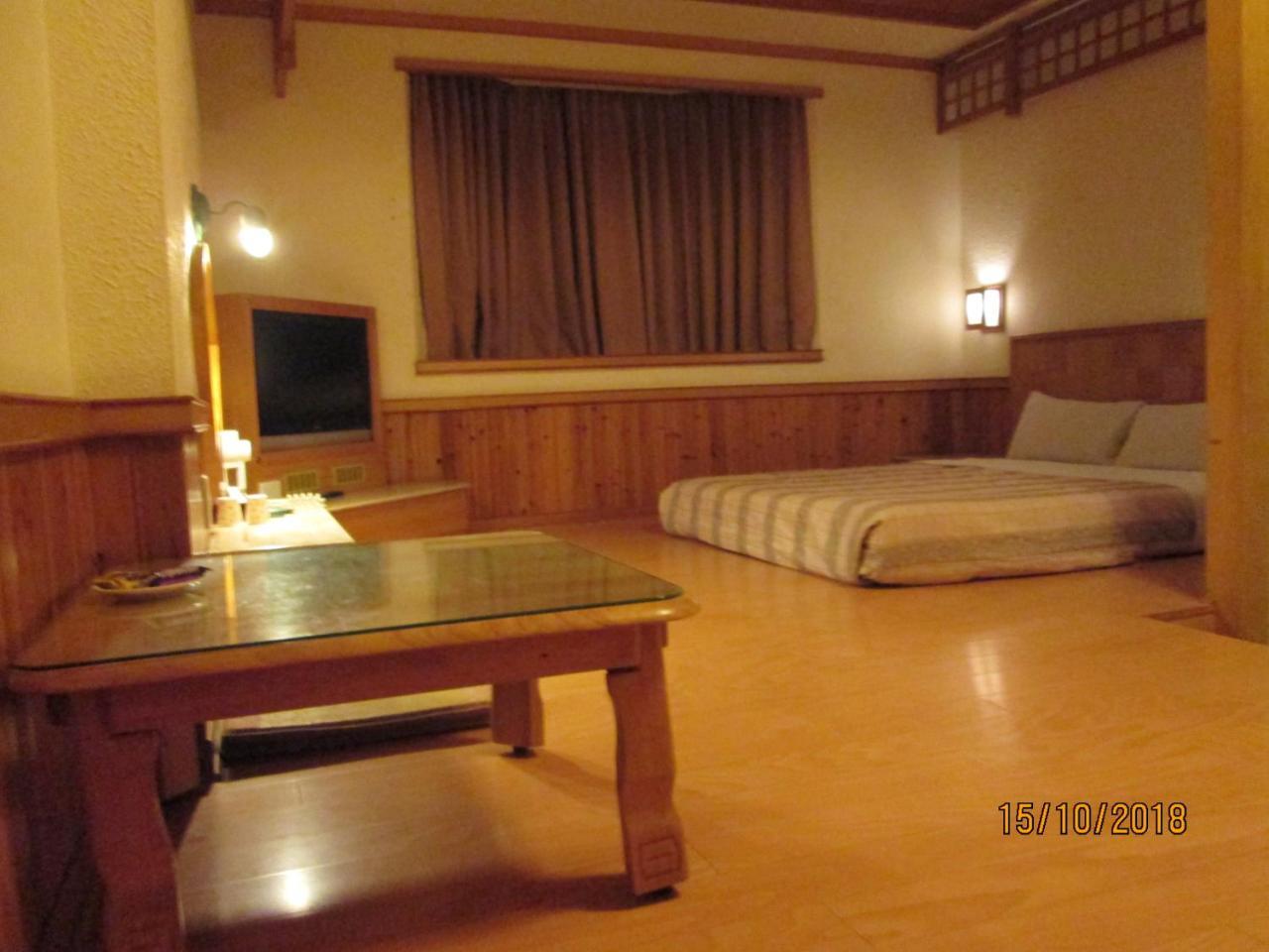 Huangjia Motel ไถหนาน ภายนอก รูปภาพ